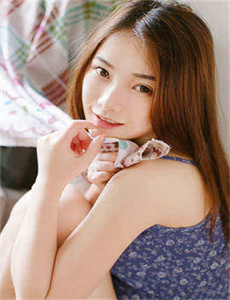 两女一杯